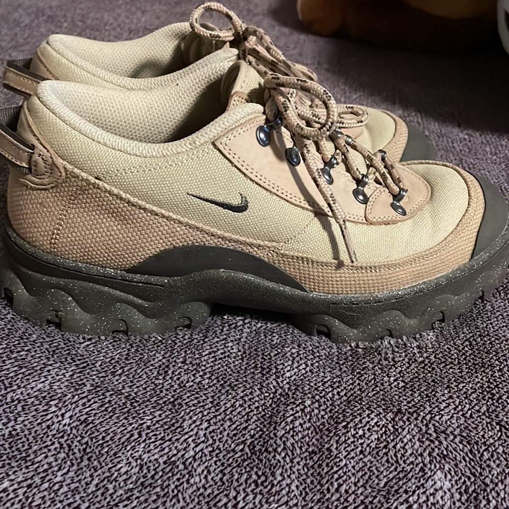 Nike Lahar Low Women's Shoe	
Size W 10 / M 8.5
